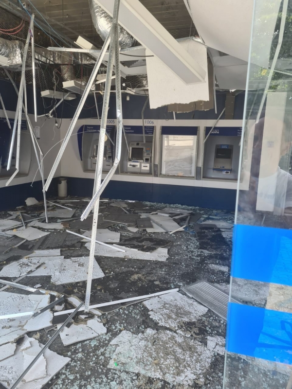 A agência da Caixa, em Anchieta, ficou destruída após ataque de bandidos, que usaram explosivos na ação criminosa