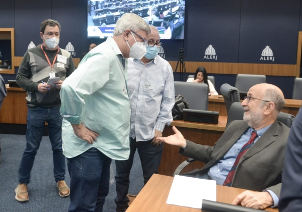 Ronald Carvalhosa e o deputado estadual Luiz Paulo (PSD), no plenário da Alerj: decisão final está confirmada para a próxima semana