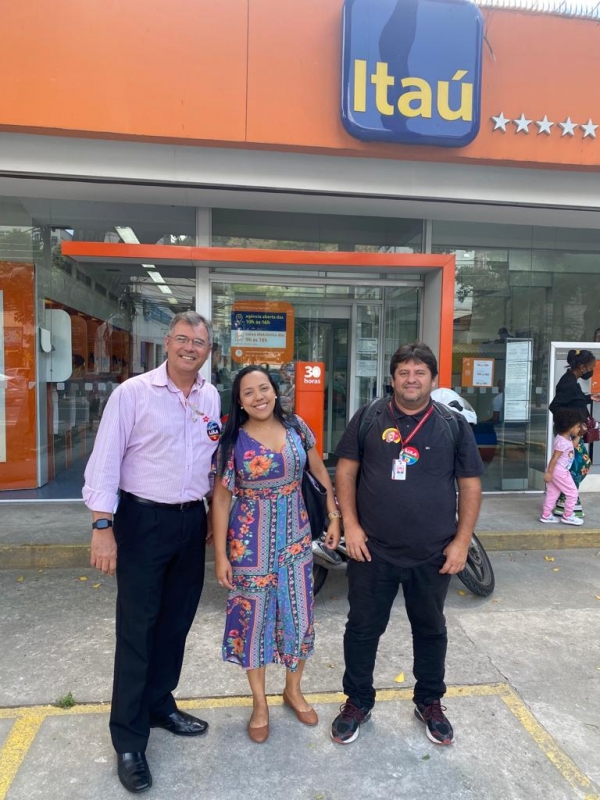 A bancária do Itaú, Mariana de Oliveira, comemora sua reintegração ao lado dos diretores do Sindicato, Adriano Campos e Edelson Figueiredo