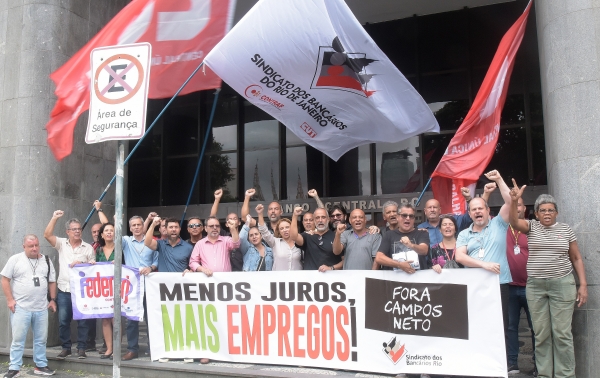 Dirigentes sindicais bancários participaram do ato em frente ao prédio do Banco Central, na Presidente Vargas, Centro do Rio 	