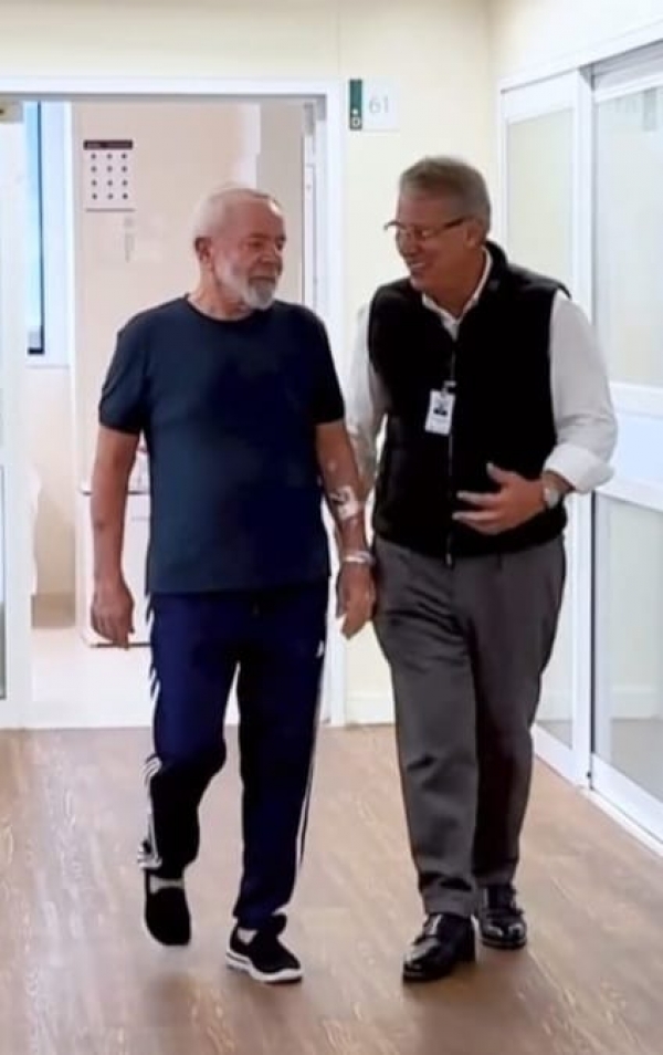 O presidente Lula caminha pelos corredores do Hospital Sírio-Libanês acompanhado pelo neurocirurgião Marcos Stavale, mostrando excelente recuperação