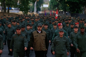 O prometido apoio de militares venezuelano ao golpe liderado por Juan Guaidón não passou de um blefe. Nicolás Maduro mostrou força ao desfilar com pelo menos 4.500 militares leais ao governo chavista, eleito em 2018