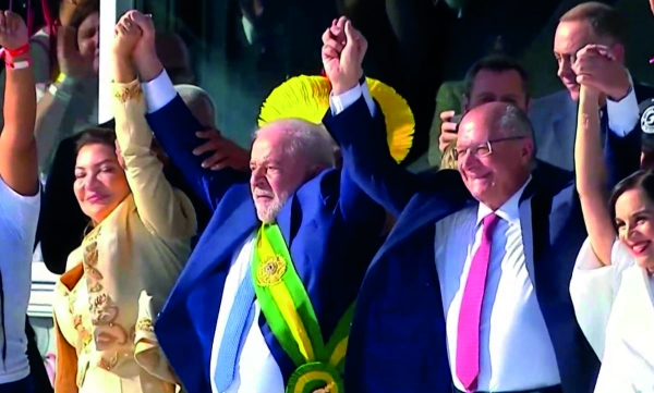 Após receber a faixa passada por representantes do povo, Lula  festeja junto à primeira-dama Janja e ao vice Alkmin e sua esposa Lu
