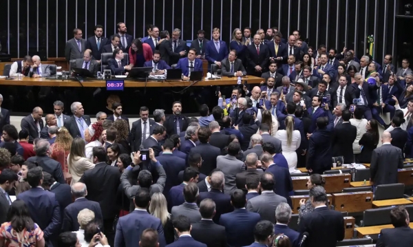 O presidente da Câmara, Hugo Motta, comanda aprovação da urgência para a tramitação do projeto que anistia Bolsonaro e demais condenados pelo STF por comandar o golpe de Estado de 8 de janeiro. Foto: Agência Brasil.