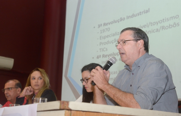 O economista e pŕofessor Cássio Calvete falou dos impactos da gestão da IA nas empresas sobre a vida do trabalhador 