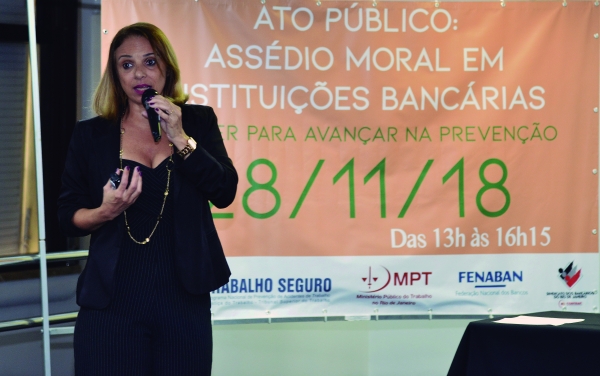 Adriana Nalesso, presidenta do Sindicato, durante  ato-debate sobre assédio moral no sistema financeiro