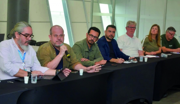  Sérgio Amorim (E) e Rogério Campanate durante as negociações permanentes da Caixa realizadas no Rio de Janeiro. Dirigentes sindicais cobraram um Saúde Caixa sem reajuste e o fim do teto de 6,5%, além de explicações sobre a reestruturação na empresa