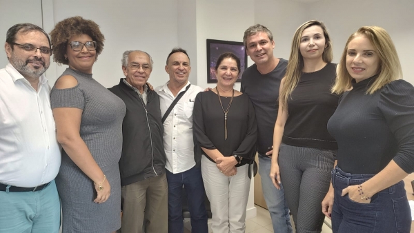 Dirigentes do Sindicato, da Federa/RJ e de associações de pessoal se reuniram com o deputado Lindberg Farias (PT-RJ), o terceiro da direita para a esquerda