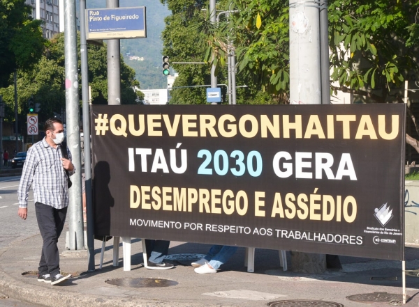 Além do atraso no trabalho, faixas denunciam as arbitrariedades do Itaú