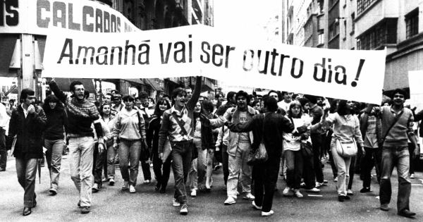 Filme trata das greves operárias do ABC Paulista, a campanha da anistia e a refundação da UNE, na luta dos brasileiros contra a ditadura militar
