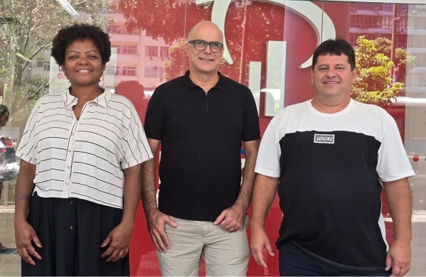 J&uacute;lio Cesar, funcion&aacute;rio do Bradesco, comemora a sua reintegra&ccedil;&atilde;o ao lado da diretora do Jur&iacute;dico do Sindicato do Rio, D&ecirc;nia Faria de Almeida, e do diretor executivo da Sa&uacute;de da entidade, Edelson Figueiredo .