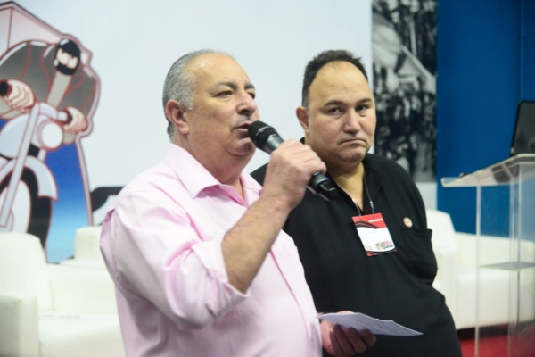 O presidente da CUT Nacional, Sérgio Nobre, discursa  na abertura do Congresso Estadual, ao lado do presidente da CUT Rio, Sandro Cezar
