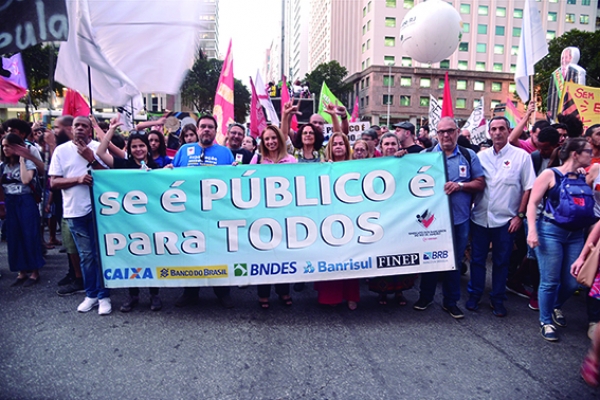 Dirigentes sindicais bancários participaram da manifestação, no Centro do Rio, e criticaram o projeto privatista do governo, que mira também os bancos públicos