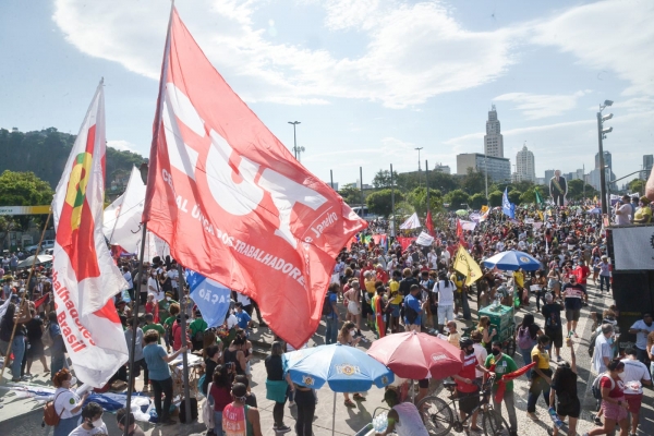 No Rio e em pelo menos 170 municípios de todo o país, o povo foi às ruas protestar contra os mortos pela Covid-19, a redução do Auxílio Emergencial e pelo impeachment do presidente Bolsonaro