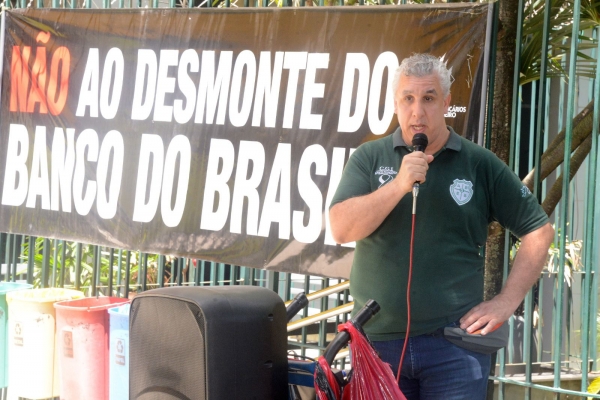 A atividade do Dia Nacional de Luta do Banco do Brasil no Sedan, Centro do Rio de Janeiro, contou com a presença e solidariedade do dirigente sindical argentino, Sergio Garzón Torres 