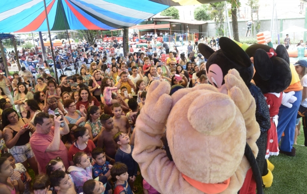 Personagens vivos da Disney fizeram a alegria da criançada na Sede Campestre 
