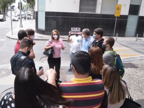 A presidenta do Sindicato Adriana Nalesso dialoga com os bancários: solidariedade aos demitidos