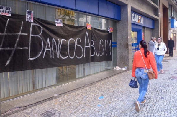 Empregados da Caixa exigem respeito. Greve não está descartada. Foto: Nando Neves.