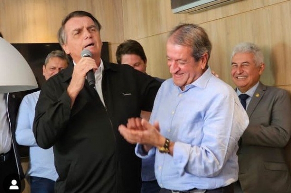 Jair Bolsonaro e Valdemar da Costa Neto, ambos do Partido Liberal (PL), são investigados por organização criminosa na tentativa de golpe de estado do dia 8 de janeiro de 2023