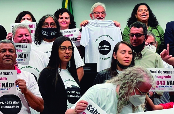 Dirigentes sindicais e parlamentares da oposição unidos na Comissão de Defesa do Consumidor da Câmara dos Deputados: pressão barrou PL1043/19