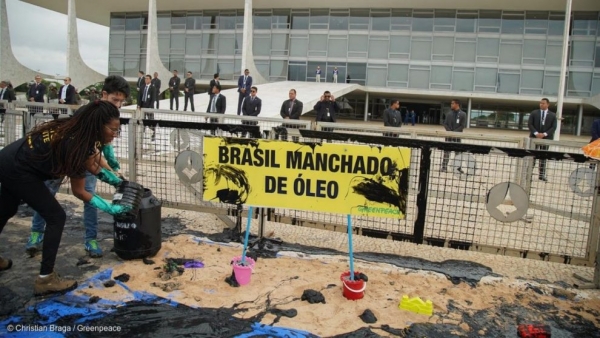 ONG Greenpeace protesta em Brasília com derrame de óleos em frente ao Planalto