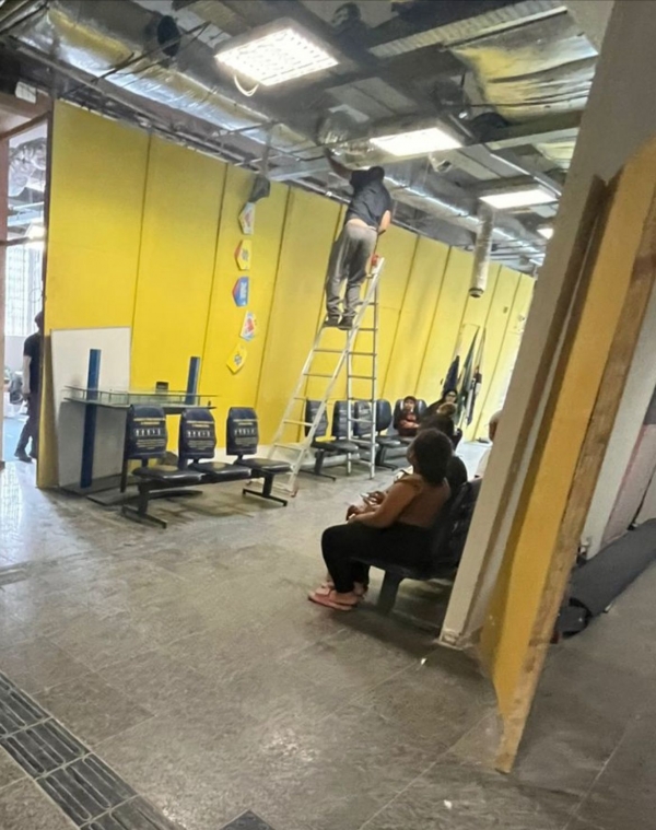 Funcionários e clientes do BB são obrigados a conviver com o canteiro de obras erm que a agência se transformou.