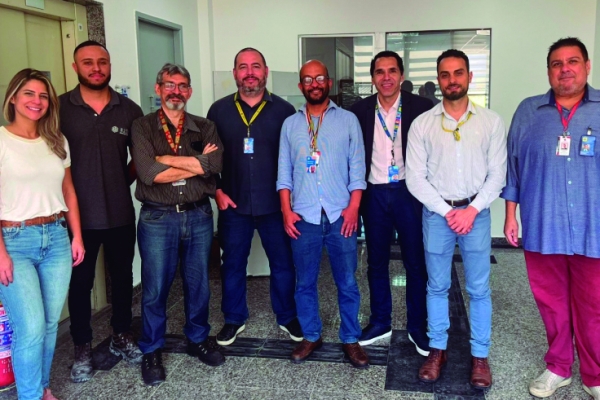 Da esquerda para a direita: os dois representantes da empresa responsável pela obra, o diretor do Sindicato, Jorge André, o gerente  da agência, Pablo Dutra, o diretor do Sindicato, Eduardo Bulhões,  o gerente nacional da Cesup, Éder Quadrotti, o engenheiro da  Cesup Rio, Alexandre Rangel e o diretor da Secetaria de  Bancos Públicos do Sindicato, Alexandre Batista