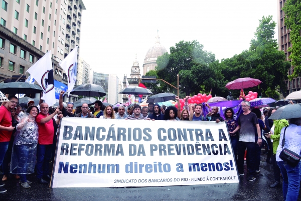 Bancários participaram do protesto que renovou as esperanças de uma greve geral forte no dia 14 de junho