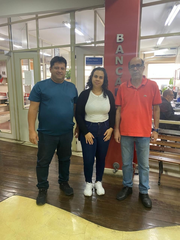 A bancária Paula Roza Martins entre os diretores do Sindicato, Edelson Figueiredo e Wanderlei Ferreira.