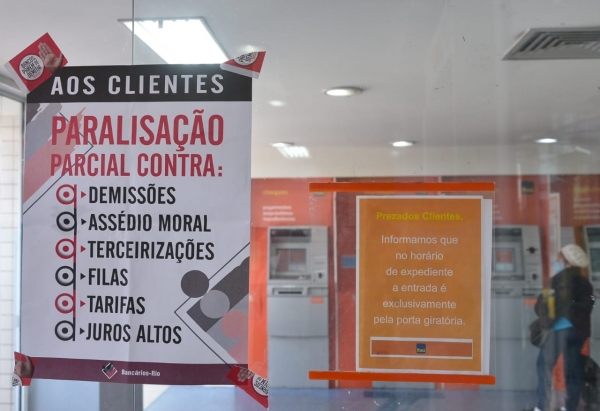 Bancários do Itaú e do Bradesco tardaram a abertura de agências em Campo Grande, Zona Oeste do Rio, como parte da campanha nacional da categoria