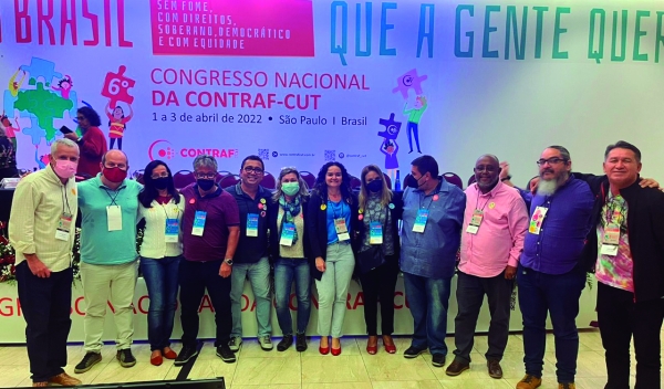 Delegação do Sindicato do Rio confraterniza com a presidenta reeleita da Contraf-CUT,  Juvandia Moreira.