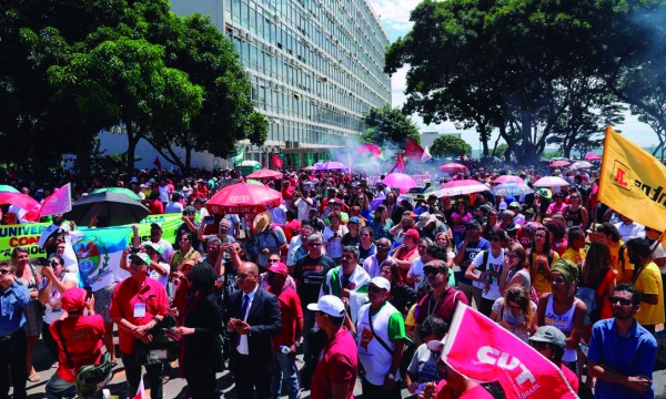 No dia previsto para a votação em primeiro turno, no Senado, para a reforma da Previdência, trabalhadores vão à Brasília protestar contra a proposta