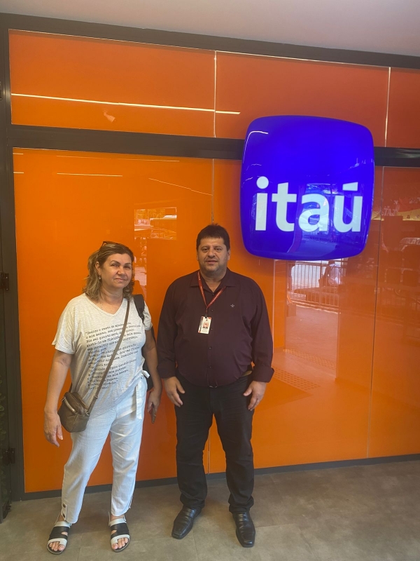 A diretora do Sindicato, Maria Izabel e o diretor Edelson Figueiredo, durante visita a agências. Foto amadora.