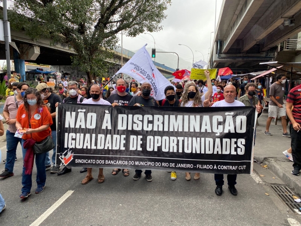 CONSCIÊNCIA NEGRA - Dirigentes do Sindicato dos Bancários do Rio na manifestação, em Madureira, contra o racismo e o Fora Bolsonaro 