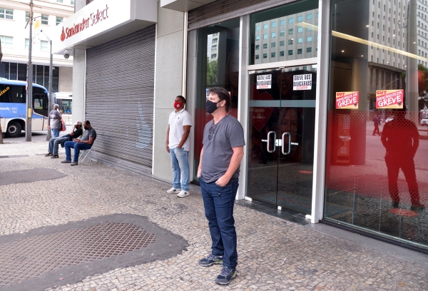 O diretor do Sindicato Marcos Vicente criticou a direção do Santander por desrespeitar e adoecer os bancários e insistir em práticas antissindicais