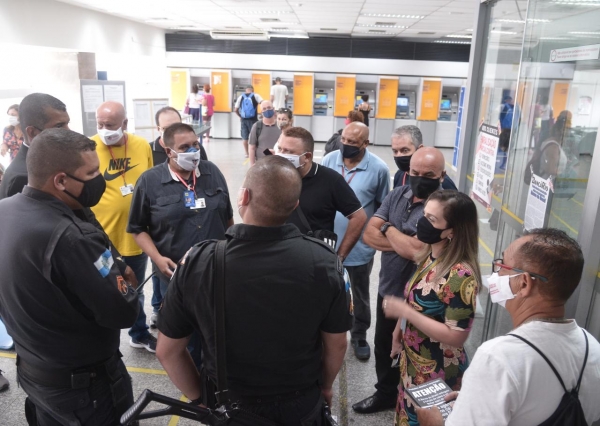 Funcionários, clientes e usuários apoiaram o protesto do Sindicato, no Catete, contra o desmonte do Banco do Brasil. A mobilização será intensificada