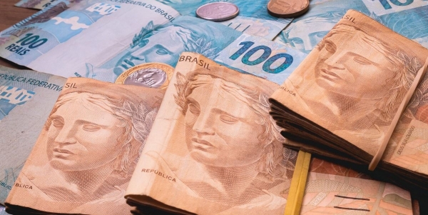 A moeda brasileira, o real, perde valor em relação ao dólar e também frente à explosão inflacionária no governo Bolsonaro. O povo sente no bolso