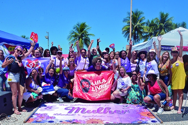 ELAS NA VANGUARDA - Manifestações das mulheres na segunda-feira (9), no Centro, e no domingo (8), em Copacabana.  Elas deram o pontapé inicial para a grande mobilização do dia 18 de março pela democracia, por empregos e direitos