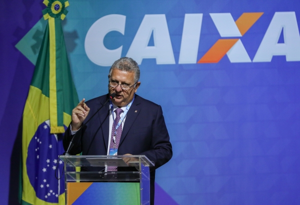  Carlos Vieira assumiu a presidência da Caixa após pressão do Centrão, que cobrou do presidente Lula a indicação. A vice-presidência e outros cargos também estão na mira dos parlamentares de direita