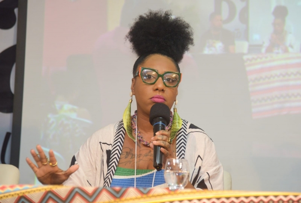 A escritora Marcele Oliver falou do termo &quot;colorismo&quot; criticando o processo de &quot;embraquecimento&quot; no Brasil e destacou a necessidade de negros e negras conhecem sua história e processo cultural 