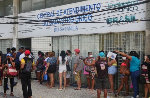 Desesperados e sem renda, brasileiros fazem fila para se inscrever no Auxílio Brasil
