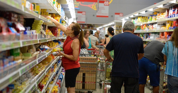 Os brasileiros começam a perceber uma queda nos preços dos alimentos. Medidas do governo contribuíram para a deflação