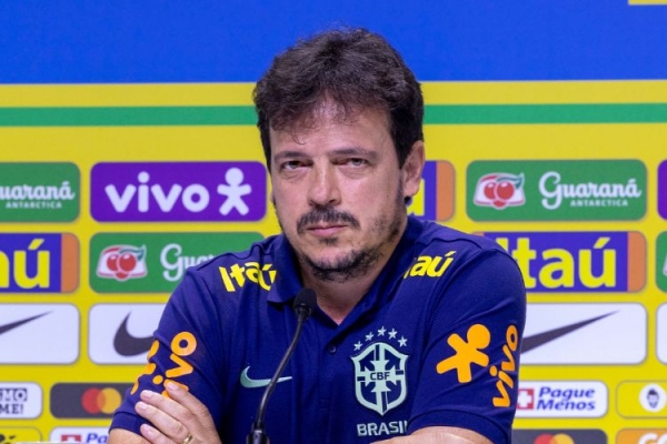 TENSÃO NA CANARINHO - O técnico da seleção brasileira, Fernando Diniz, estaria preocupado em perder a vaga de treinador do Brasil para Luís Teodósio 