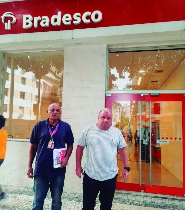 Arlesen Tadeu e Sérgio Menezes foram conferir as portas de segurança na agência do Bradesco, na  Senador Dantas: vitória dos funcionários