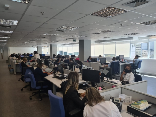 VIDAS EM PERIGO - Cerca de 50 telefonistas terceirizadas trabalham aglomeradas, sem ventilação e sem divisórias, na unidade da Caixa, na Rua das Marrecas, no Centro do Rio