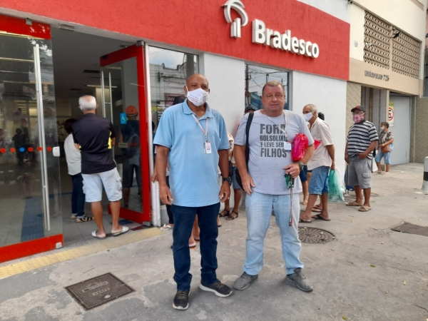 Arlensen Tadeu (E) e Sérgio Menezes foram à agência do Bradesco, em Olaria, para apurar denúncias de pressão e assédio moral na unidade