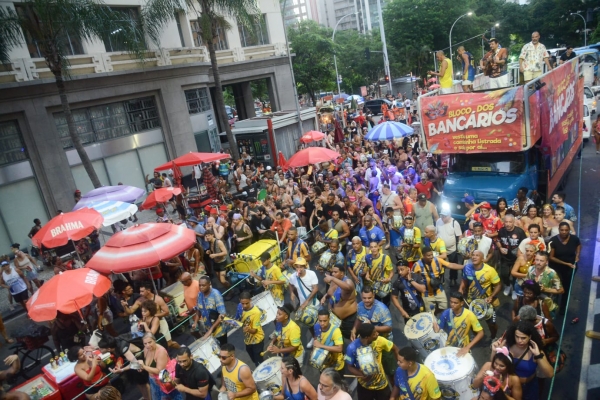Como j&aacute; virou tradi&ccedil;&atilde;o, uma multid&atilde;o seguiu o Bloco dos Banc&aacute;rios Vestiu Uma Camisinha Listrada e Saiu Por A&iacute; 