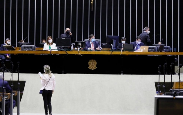 Deputados podem votar hoje MP que autoriza redução de salário do trabalhador