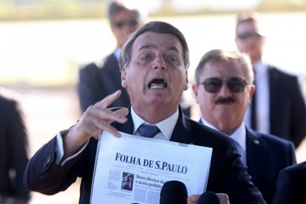 &quot;Cala a boca aí, pô!&quot;, diz Bolsonaro a repórteres em frente ao Palácio do Planalto
