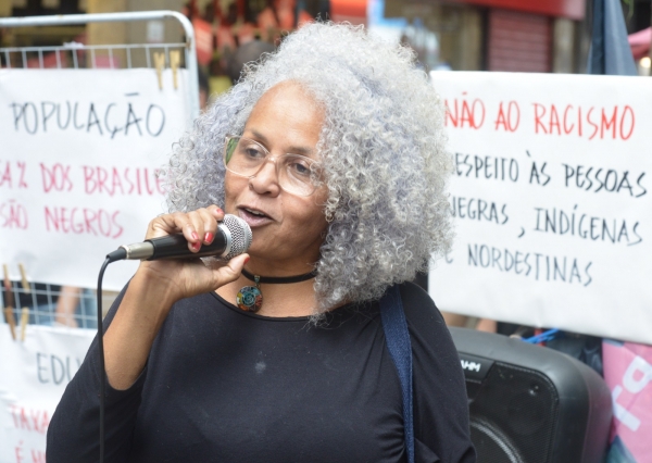 Jô Araújo criticou a violência contra a mulher e disse que o aumento no número de agressões foi fruto de uma  política que faz apologia da intolerância e do ódio
